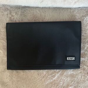 KUSSHI Clutch cover with brush & pocket organizer